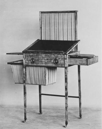 v-and-a-desk-unfolded